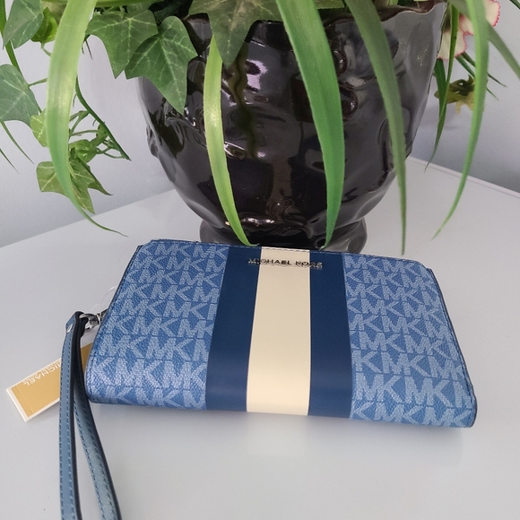 Michael Kors Jet Set Wallet - Picture 7 of 7